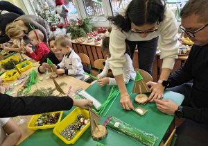 Udział rodziców w warsztatach świątecznych.