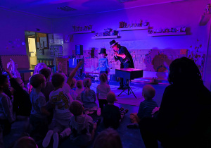 Aktywny udział chłopca w pokazie bańkowych sztuczek.