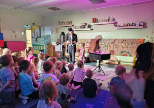 Aktywny udział dziewczynki w pokazie bańkowych sztuczek.