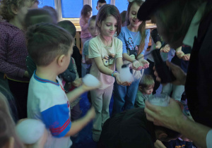 Aktywny udział dzieci w pokazie bańkowych sztuczek.