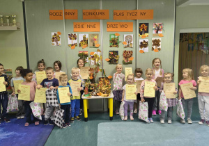 Dzieci biorące udział w konkursie prezentują nagrody i dyplomy.