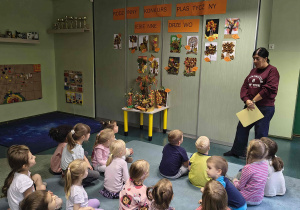 Dzieci oglądają swoje konkursowe prace plastyczne.