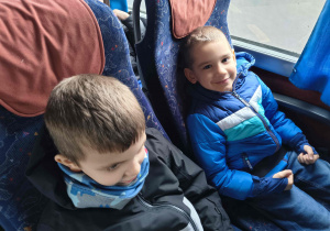 Chłopcy z grupy sówek w drodze do teatru.