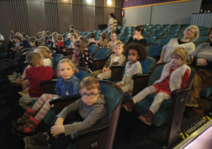 Dzieci czekają na rozpoczęcie spektaklu.