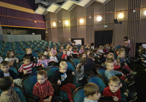 Dzieci czekają na rozpoczęcie bajki.