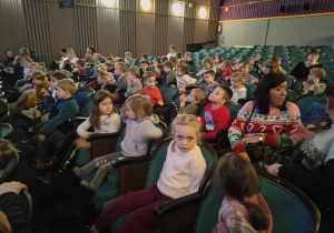 Dzieci czekające na rozpoczęcie bajki pt. Bałwanek i przyjaciele.