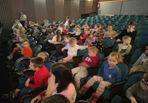 Dzieci w teatrze przed spektaklem.