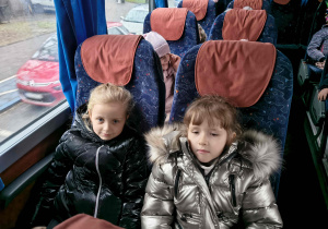 Dzieci z grupy III jadą do teatru.