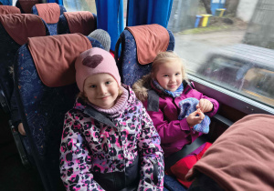 Dziewczynki jadą do teatru.