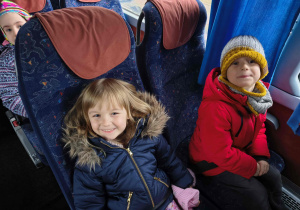 Dzieci jadą do teatru.