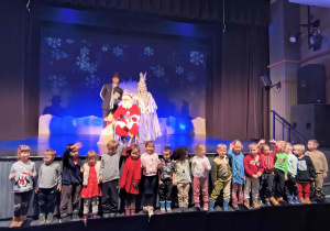 Zdjęcie z Mikołajem - dzieci z grupy motylków.