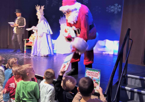 Dzieci z grupy motylków przyjmują prezenty.