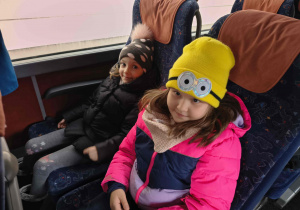 Dzieci z grupy biedronek jadą do teatru.