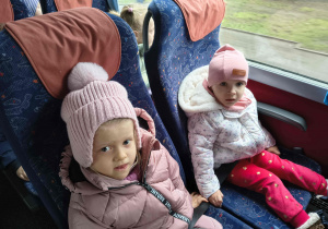 Dziewczynki z grupy biedronek jadą do teatru.