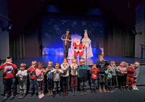 Dzieci z grupy biedronek na zdjęciu z Mikołajem.