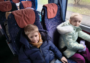Dzieci jadą autokarem do teatru.