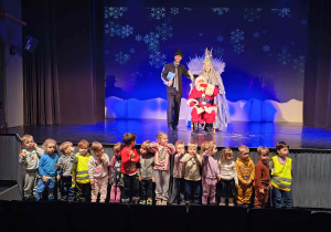 Dzieci z grupy pszczółek - zdjęcie z Mikołajem.