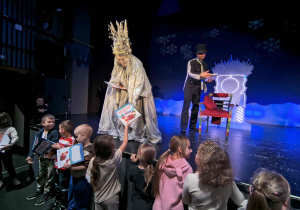 Dzieci z grupy sówek otrzymują prezenty od Mikołaja.