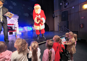 Dzieci z grupy sówek rozmawiają z Mikołajem.