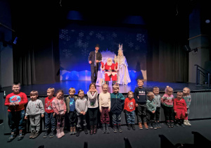 Grupa biedronki na zdjęciu z Mikołajem.