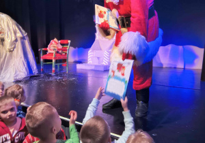 Mikołaj rozdaje książki.