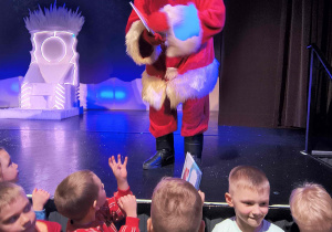 Mikołaj rozmawia z dziećmi.