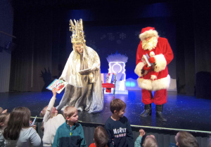 Mikołaj rozmawia z dziećmi z grupy biedronek.