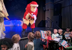 Mikołaj rozmawia z dziećmi z grupy motylków.