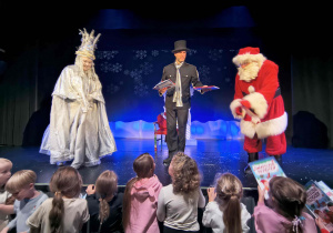 Dzieci z grupy sówki rozmawiają z Mikołajem.