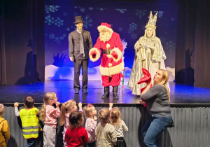 Mikołaj pozdrawia dzieci z grupy pszczółek.