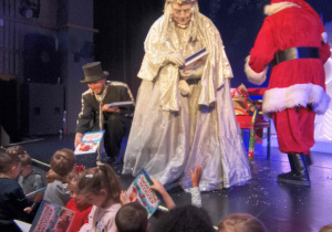 Królowa z mroźnej krainy pomaga Mikołajowi rozdać prezenty.