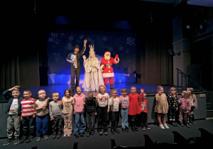 Pamiątkowe zdjęcie z Mikołajem i aktorami - dzieci z grupy sówek.