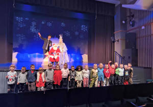 Dzieci z grupy motylków na zdjęciu z Mikołajem i aktorami.