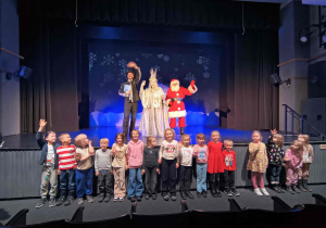 Grupa sówek - zdjęcie pamiątkowe z Mikołajem.