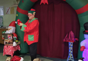 Elf Czarodziej prezentuje sztuczki.