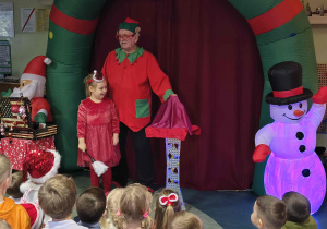 Udział dziewczynki w przedstawieniu magika.