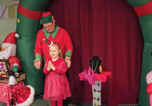 Dziewczynka podczas wykonania sztuczki.