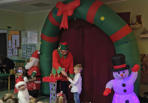 Chłopiec uczy się magii.