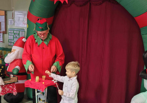 Elf Czarodziej uczy chłopca wykonać sztuczkę.