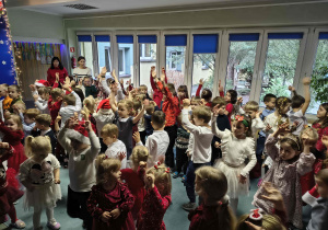 Dzieci podczas zabaw muzyczno - ruchowych.