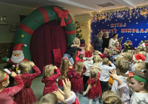 Zabawy ruchowe dla dzieci podczas oczekiwania na przybycie Mikołaja.