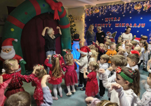 W oczekiwaniu na Mikołaja dzieci uczestniczą w zabawach muzyczno - ruchowych.