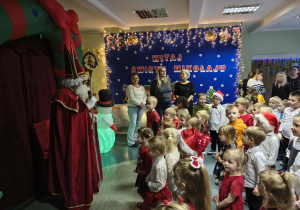 Mikołaj wita wszystkie dzieci w przedszkolu.