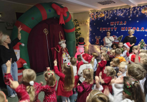 Dzieci prezentują układ świąteczny dla Mikołaja.