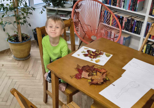 Chłopiec prezentuje skończoną pracę.