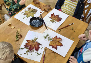 Dzieci aktywnie uczestniczą w jesiennych zajęciach kreatywnych.