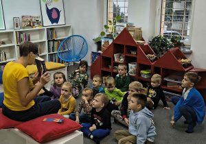 Pani czyta bajkę dla dzieci.