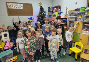 Wspólne zdjęcie z przystrojoną choinką.