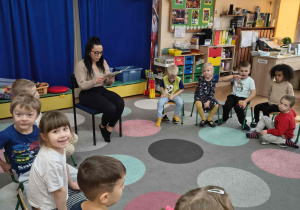 Dzieci słuchają czytanej bajki.