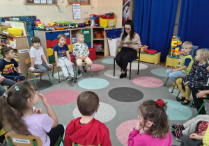 Mama Milana czyta dzieciom bajkę pt. 101 Dalmatyńczyków.